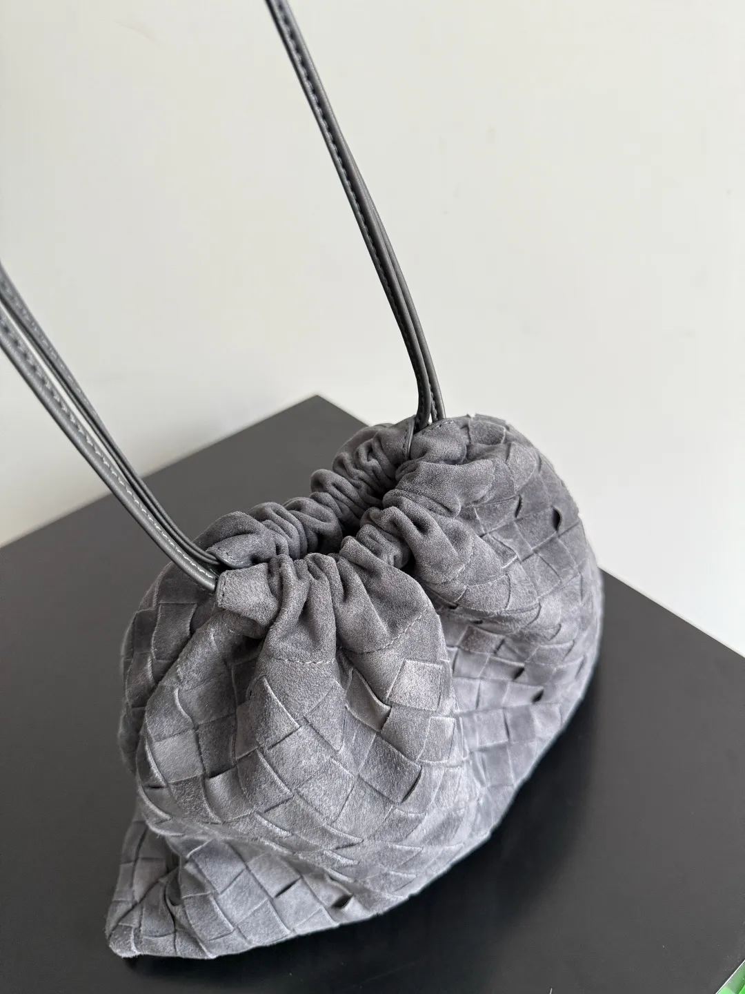 Batch 1560 Armpit bags have become a fashionable item that every girl has in their hands in recent years🛍️. The elegant and simple style has won the love of many people of different ages. However, there is an unavoidable trouble with armpit bags, that is, the capacity is too small, and BOTTEGA VENETA’s new Dustbag Considering people's travel needs, the capacity of the garbage bag has been greatly upgraded. Folding umbrellas, water bottles, and girls' makeup powder and lipstick can all be accommodated😎😎. Not only that, considering the increasing number of travel supplies, the inside of the bag is made of technical nylon material, which is very light It is resistant to dirt and can reduce the burden to a certain extent even if you have a lot of things when traveling. The shoulder straps are designed with knots and can be changed at will. They can be used in the hand or as the liner of a large bag. After the drawstring is drawn, it looks like a cloud bag. It is very suitable for concave styling when traveling in autumn and winter🙋🏻‍♀️ Style number: 796728 Size: 32*23*1cm